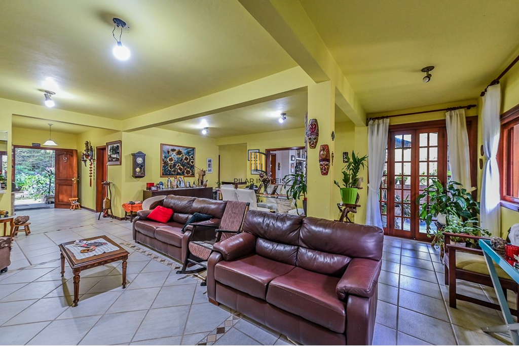 Casa 4 dormitórios no bairro Cascata