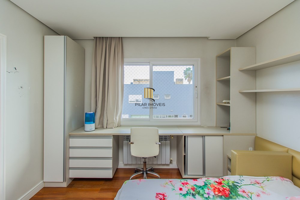 Casa 4 dormitórios no bairro Igara