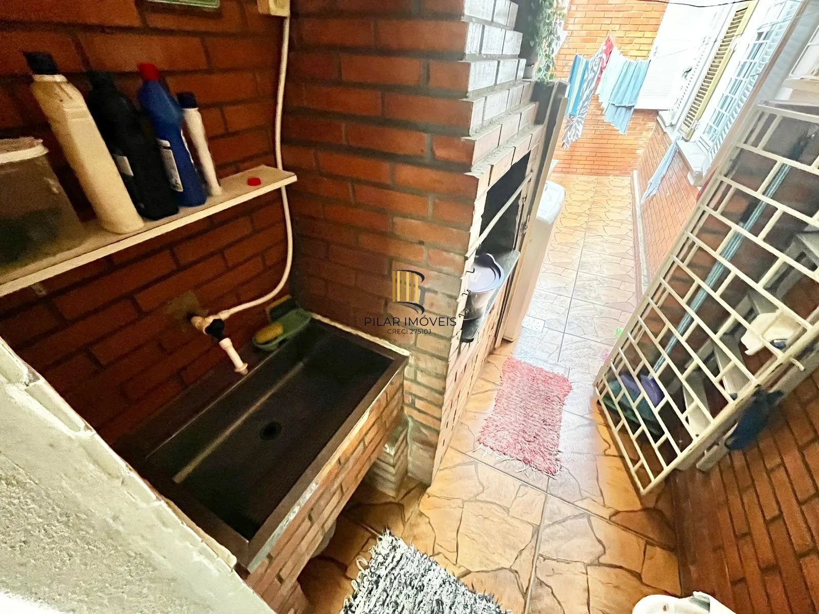 Apto térreo de 03 dorm, sala, banho, cozinha, reformado, com vaga de garagem.
