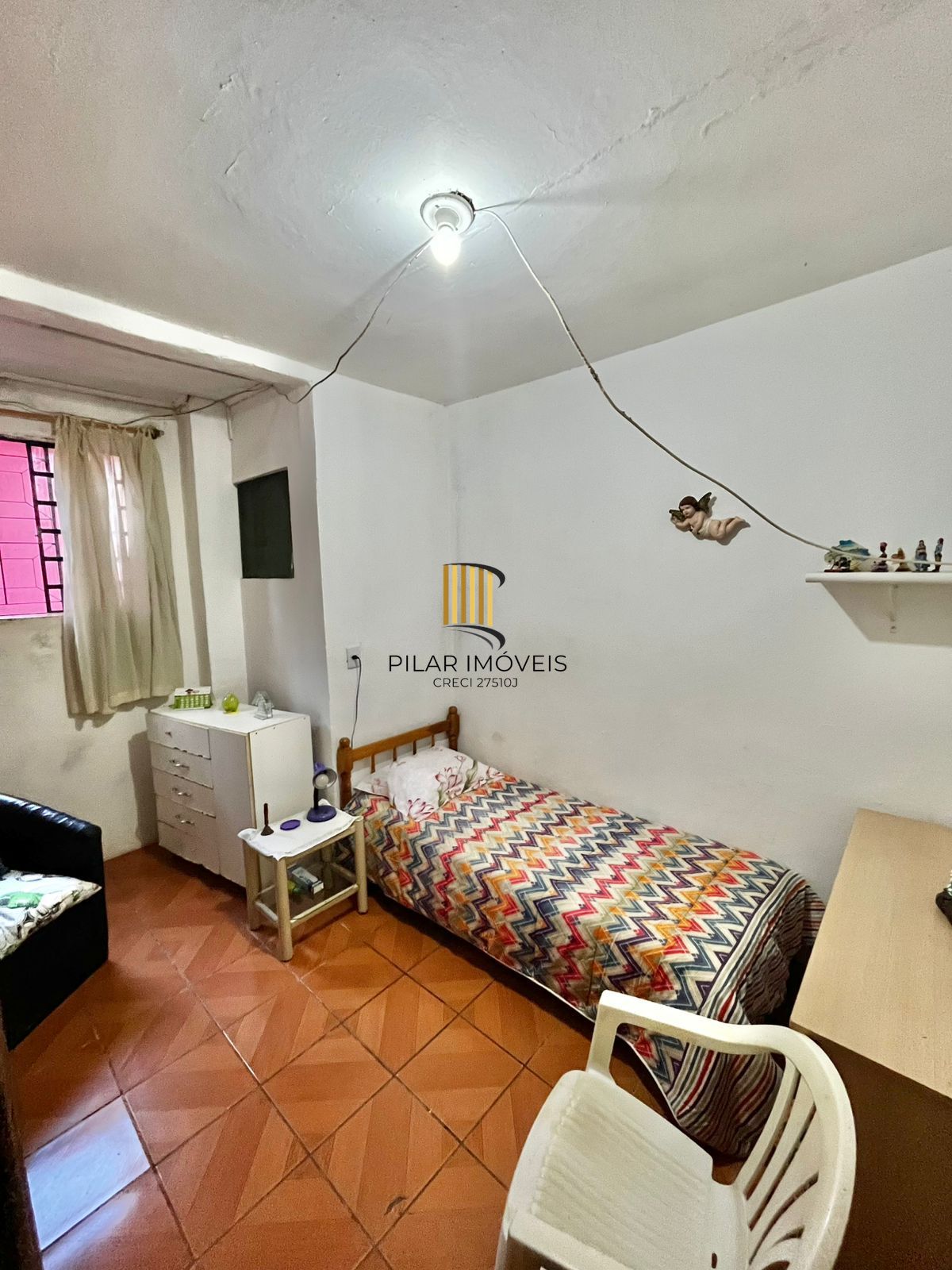 Casa na Rua Marista, Partenon, com 11,00 de frente por 23,00 de frente a fundos