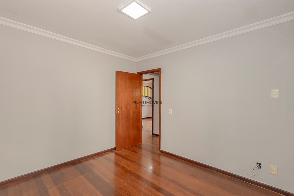 Casa 6 dormitórios no bairro Vila Jardim