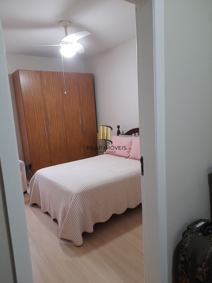 Vende apto de 02 dormitórios, sala, banheiro, cozinha e área de serviço
