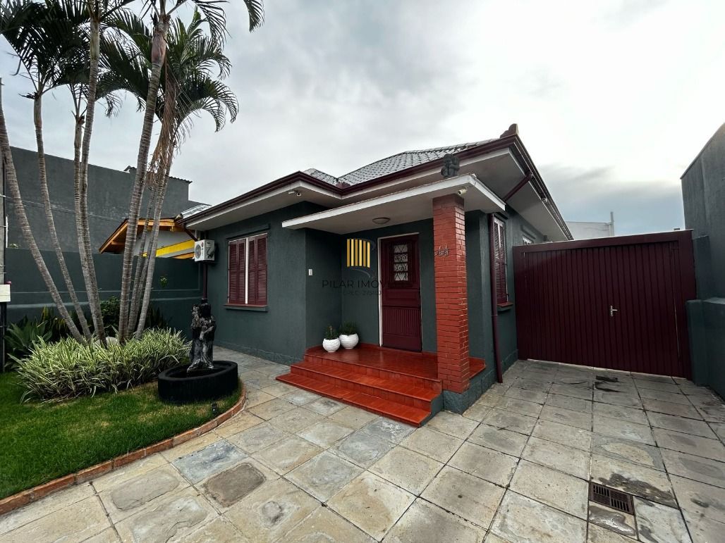 Casa toda reformada, 135 m² de área construída, churrasqueira e piscina