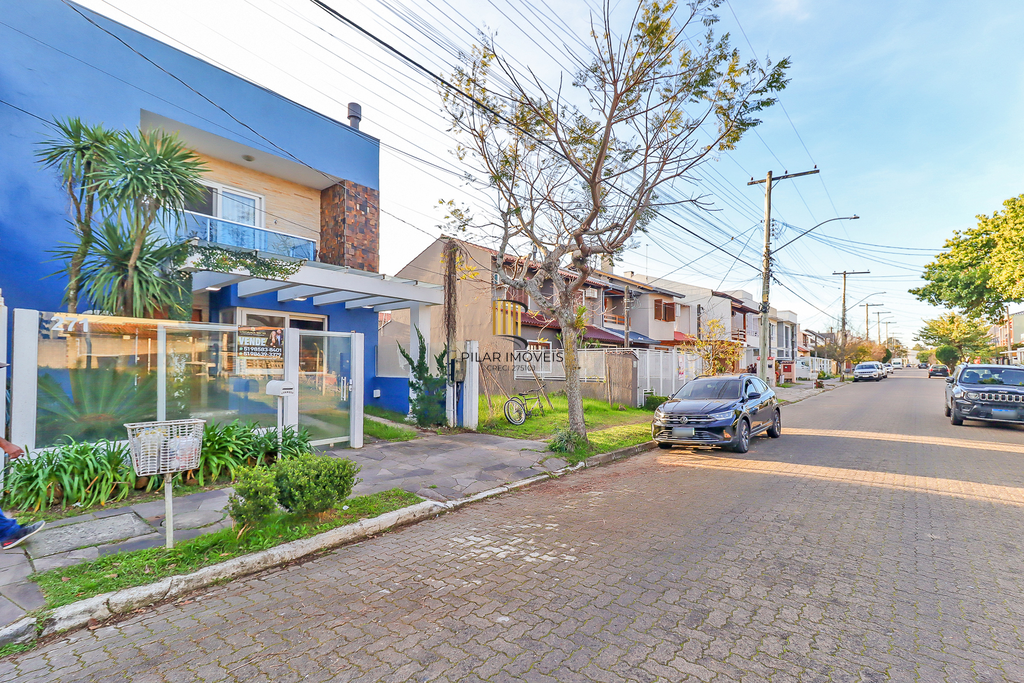 Casa 3 dormitórios no bairro Hípica