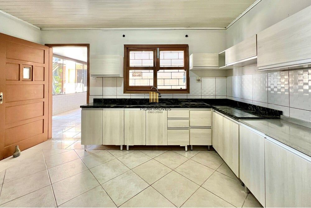 Casa 5 dormitórios no bairro Igara