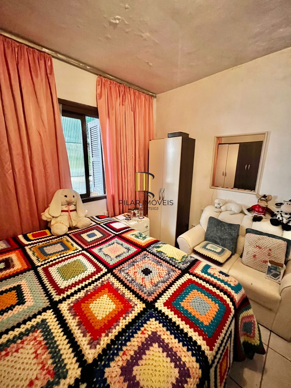 Casa na Rua Marista, Partenon, com 11,00 de frente por 23,00 de frente a fundos