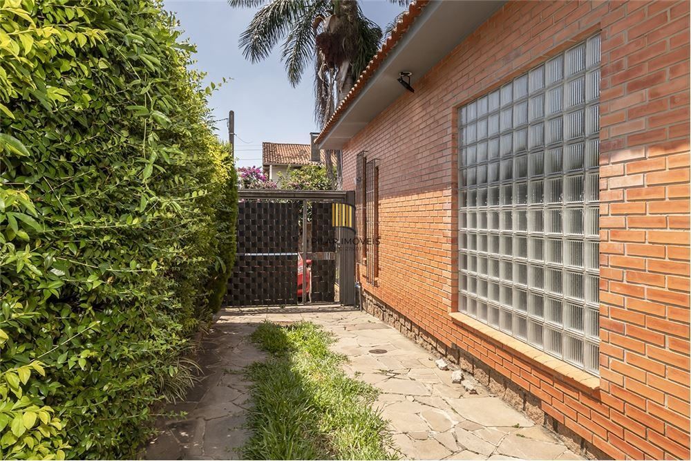 Casa 4 dormitórios no bairro Três Figueiras