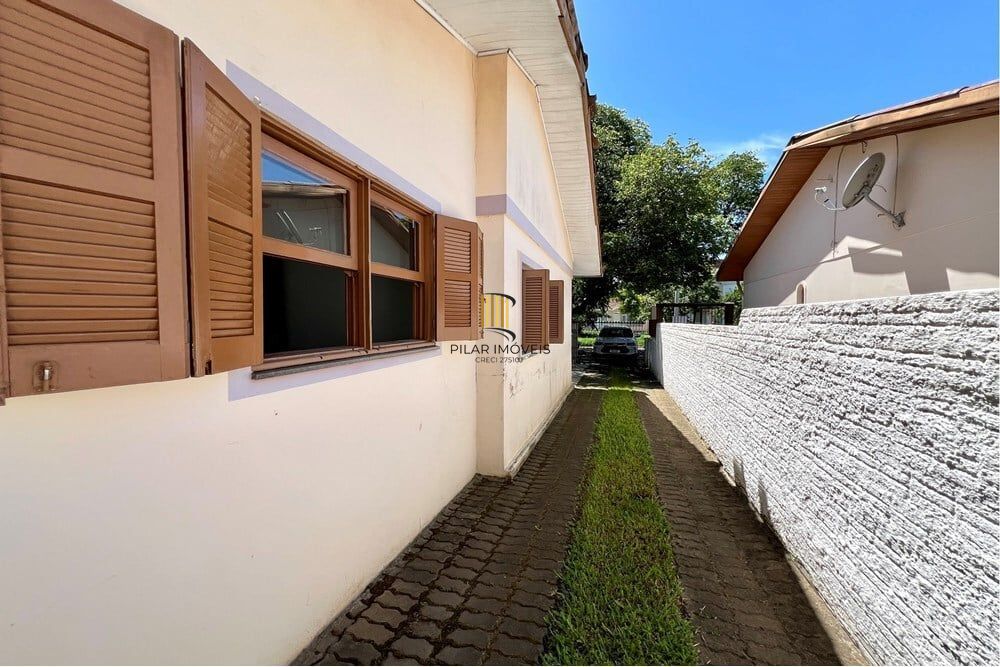 Casa 5 dormitórios no bairro Igara