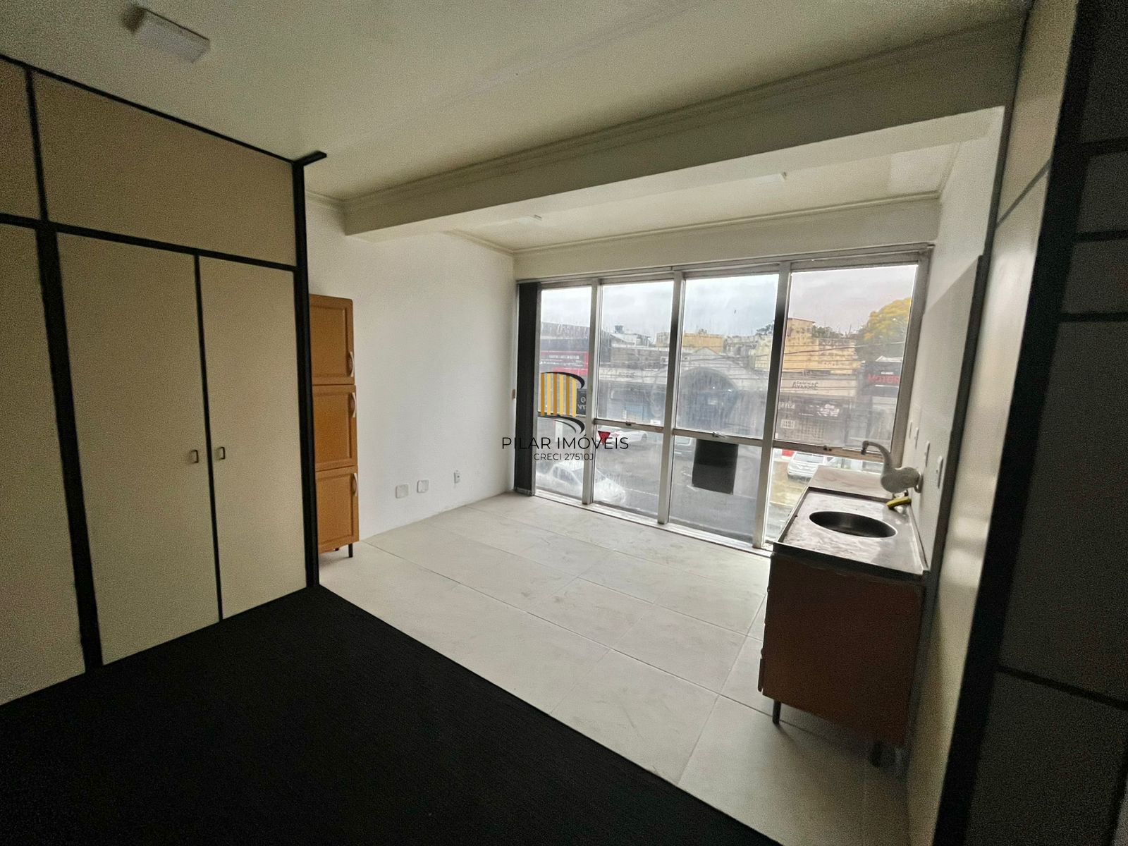 Kitnet amplo, com 47 m2, prédio com elevador, próximo do Zequinha