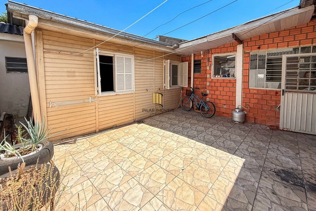 Casa 3 dormitórios no bairro Igara