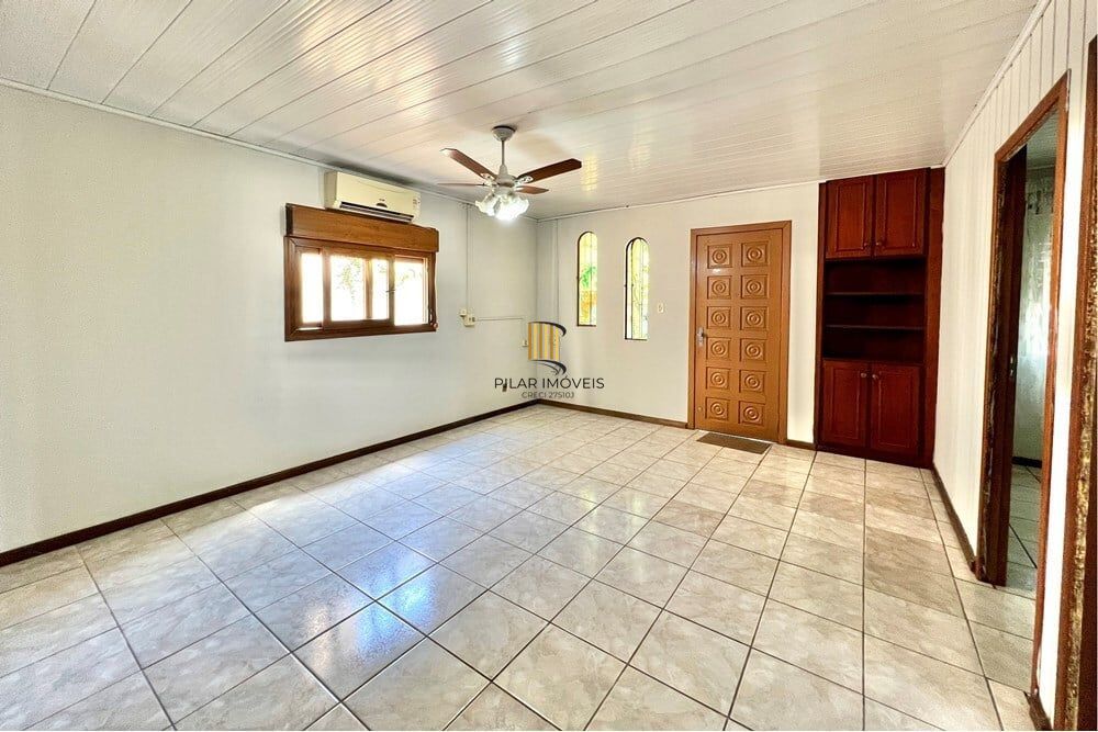 Casa 5 dormitórios no bairro Igara