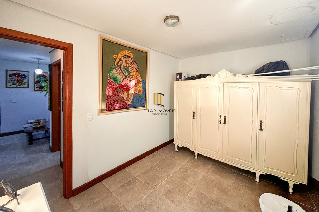 Casa 5 dormitórios no bairro Dihel