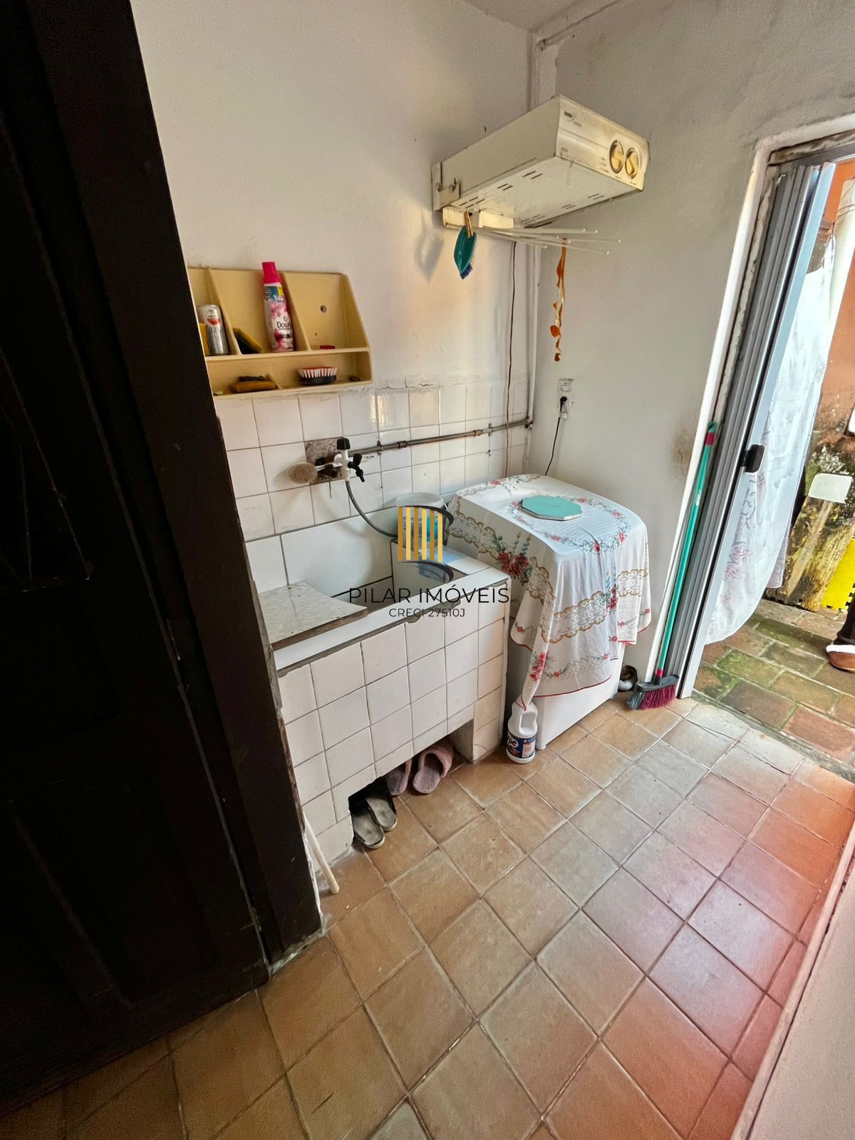 Casa na Rua Marista, Partenon, com 11,00 de frente por 23,00 de frente a fundos