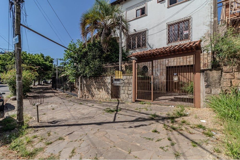 Casa 6 dormitórios no bairro Passo da Areia
