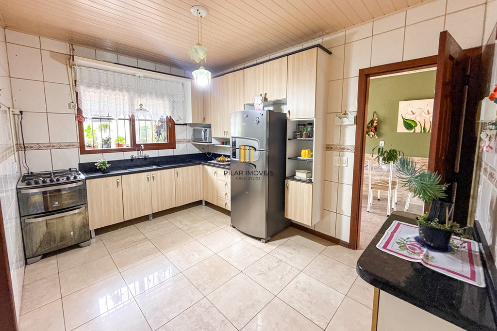 Casa 3 dormitórios no bairro Igara