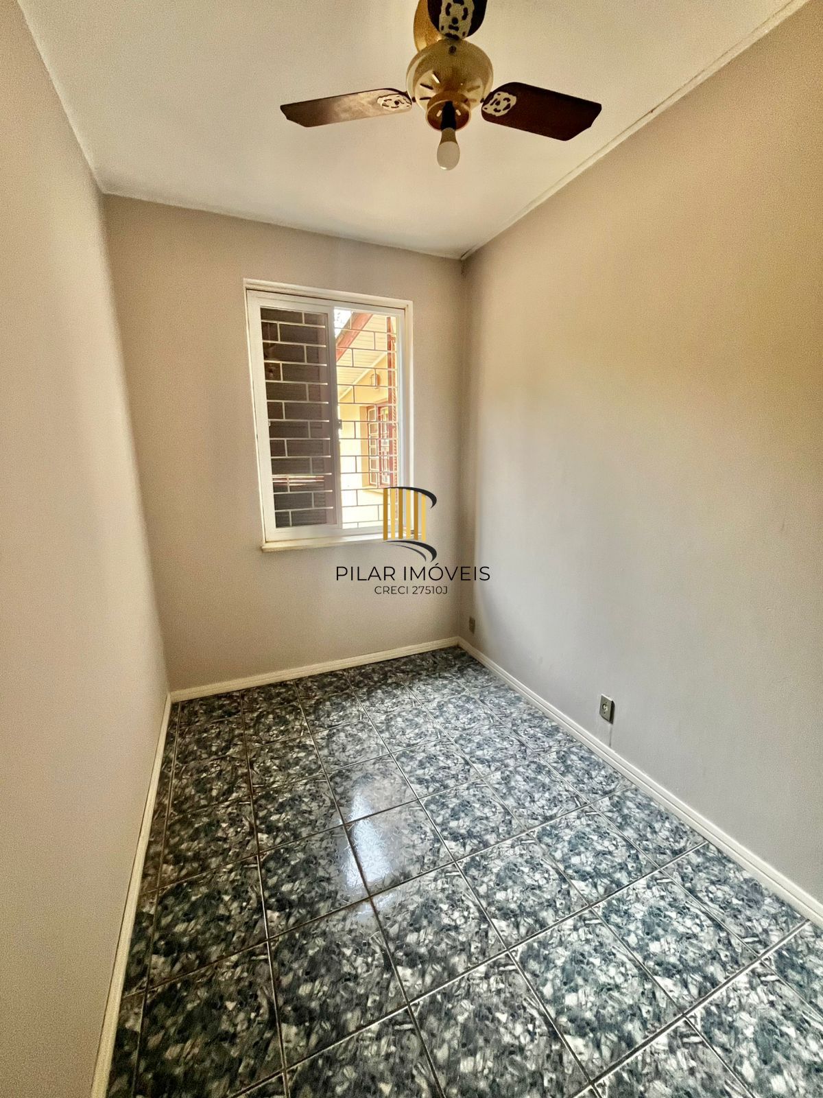 Apto térreo de 02 dorm, sala, banho, cozinha, reformado, com vaga de convenção