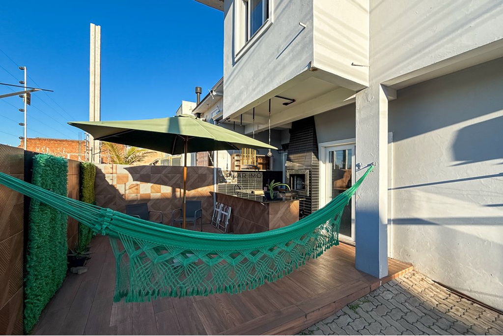 Casa 3 dormitórios no bairro Igara