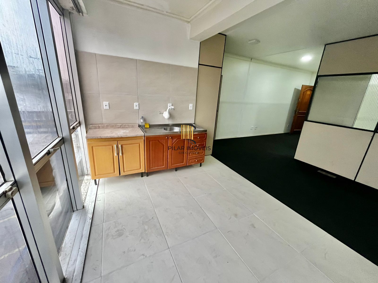 Kitnet amplo, com 47 m2, prédio com elevador, próximo do Zequinha