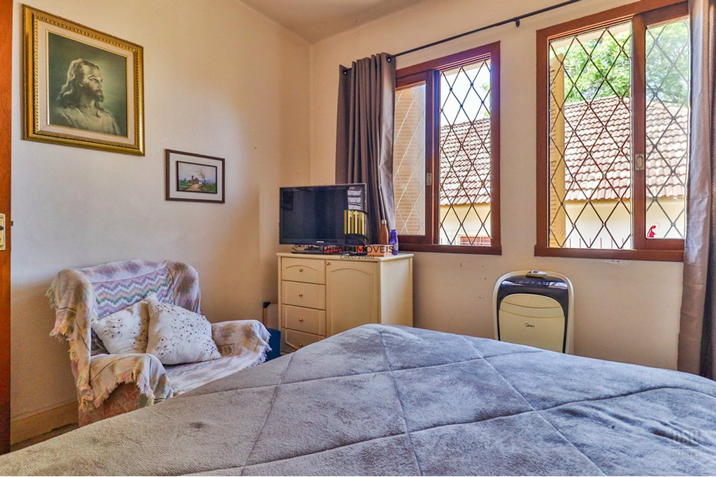 Casa 6 dormitórios no bairro Teresópolis