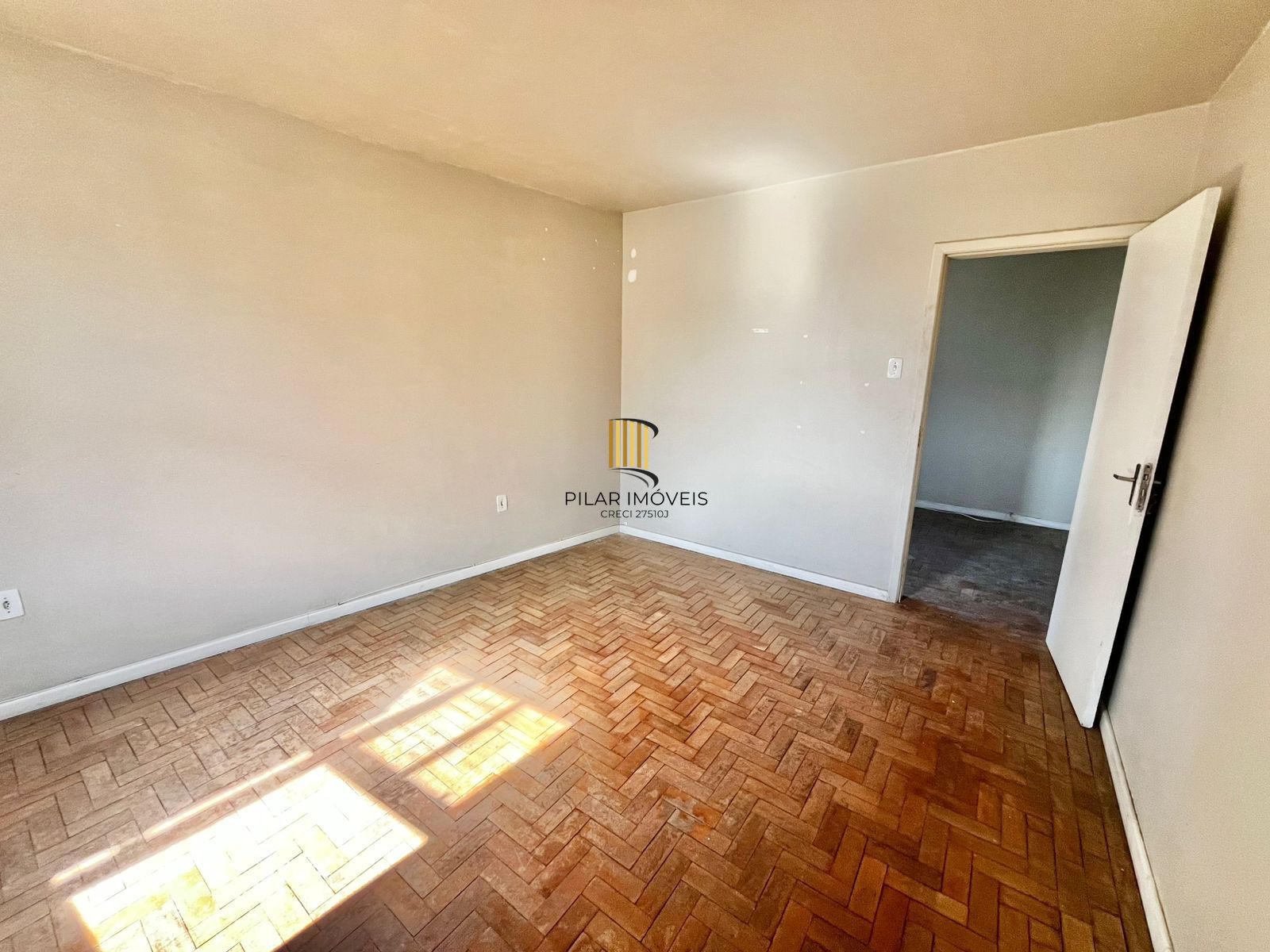 Apto de 01 dorm, no Passo da Areia, 45 m2, 2 lances de escada, ótima localização