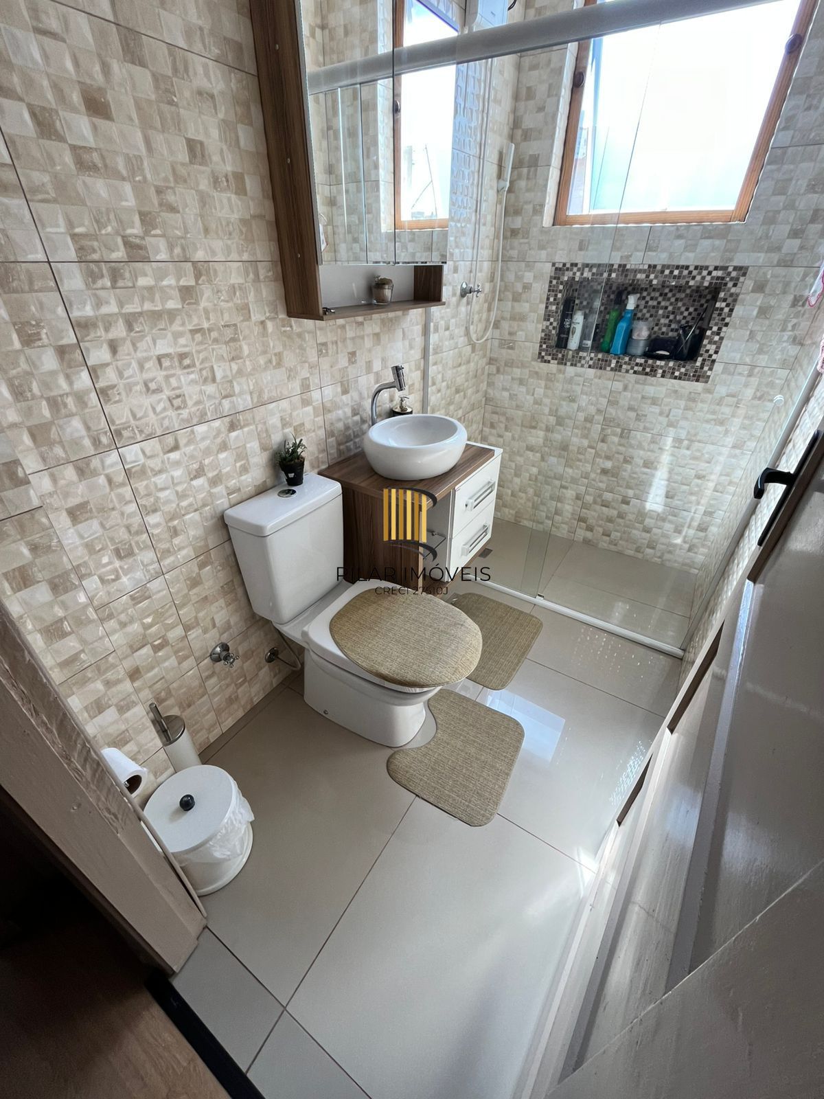 Apto de 02 dorm, sala, banho, cozinha, reformado, 01 lance de escada