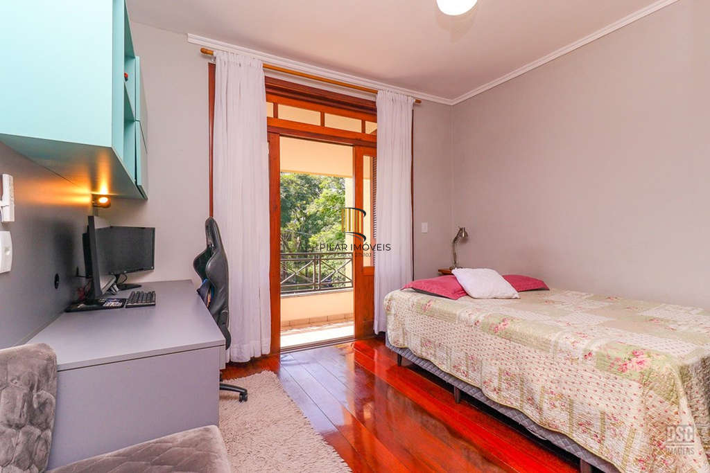 Casa 4 dormitórios no bairro Ipanema