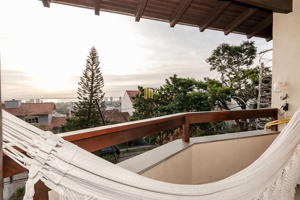 Casa 3 dormitórios no bairro Nonoai