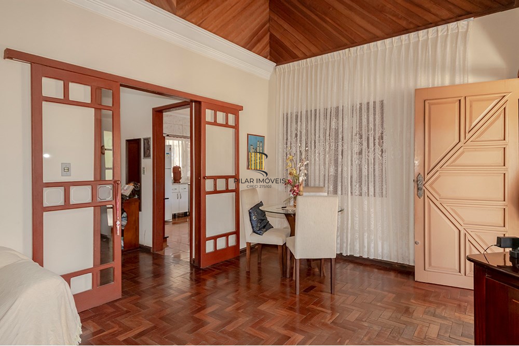 Casa 5 dormitórios no bairro Glória