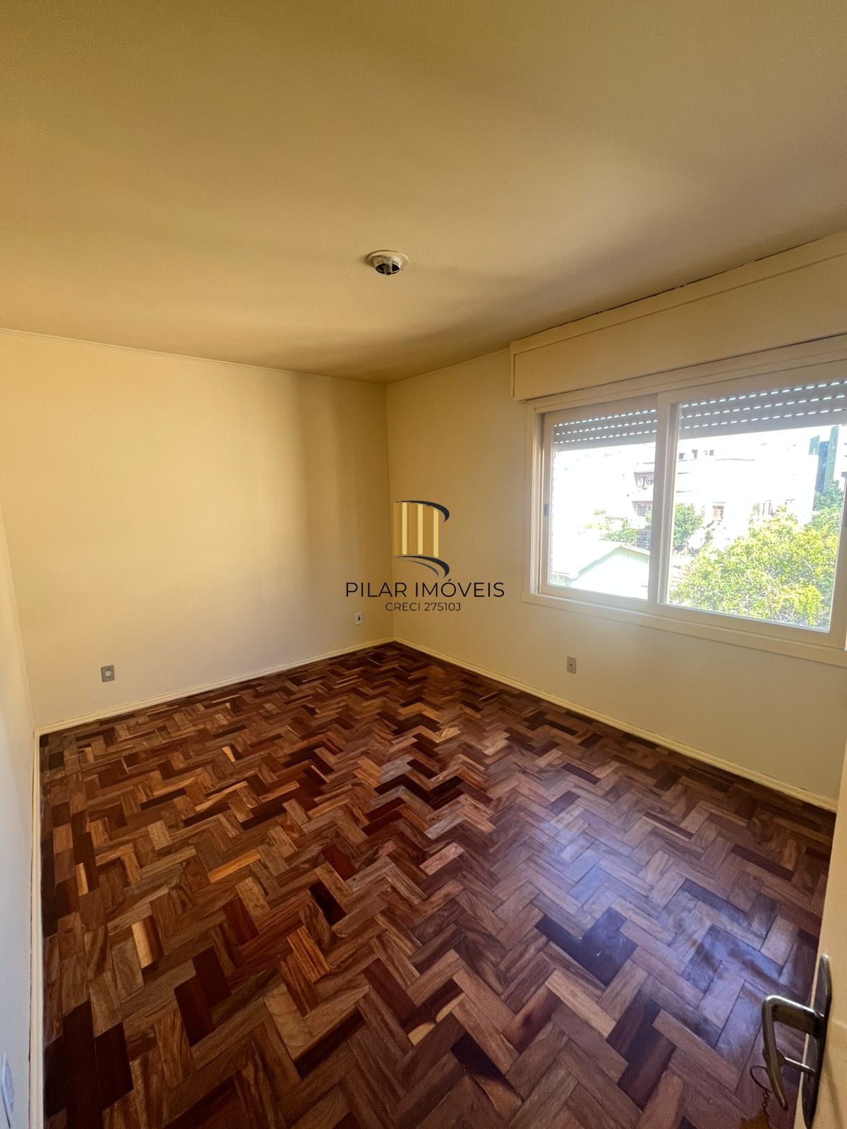 02 dorm, 73 m², sol da tarde, com vaga, dep e banho aux, no Passo da Areia