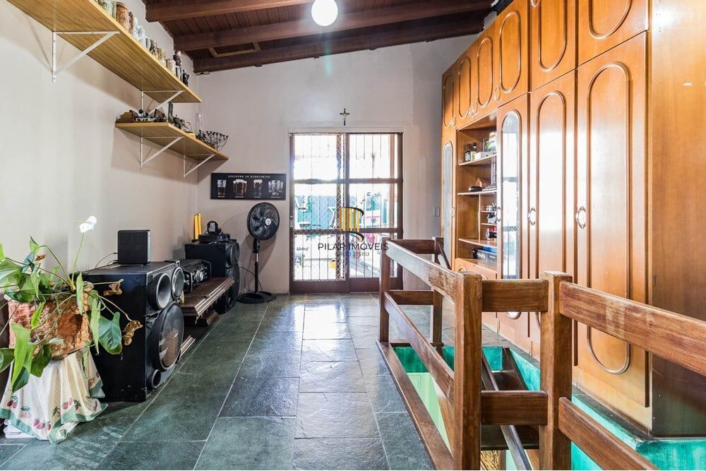 Casa 4 dormitórios no bairro Partenon