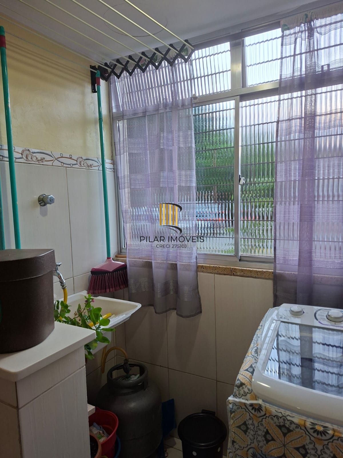 Apto térreo, 01 dormitório, reformado, boa posição solar, frente, Morro Santana