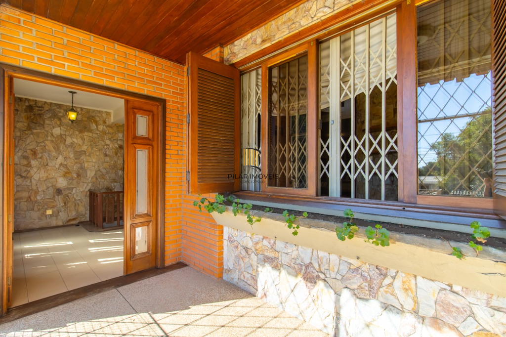 Casa 5 dormitórios no bairro Partenon
