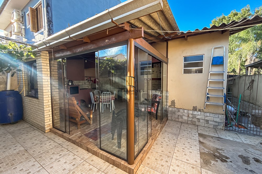 Casa 3 dormitórios no bairro Igara