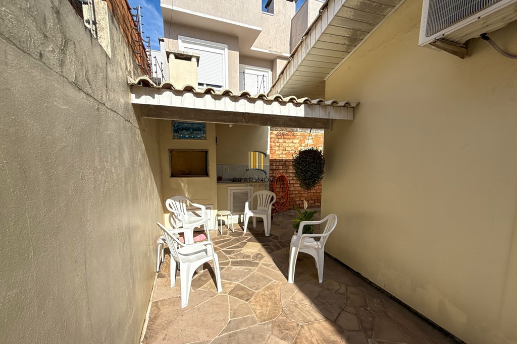 Casa 3 dormitórios no bairro Igara