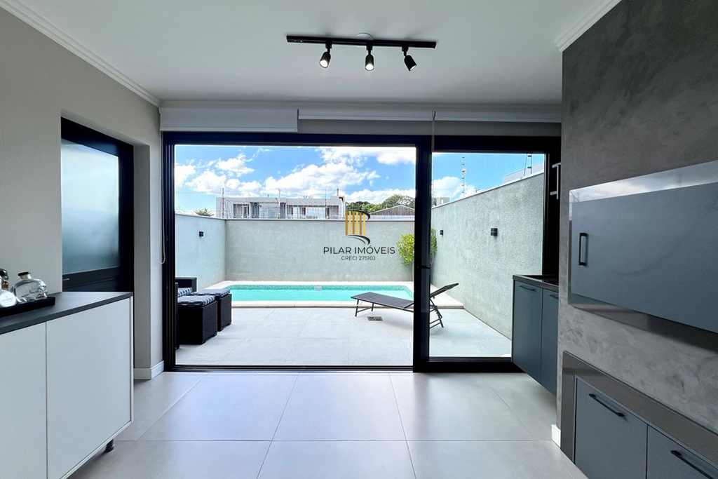 Casa 3 dormitórios no bairro Igara