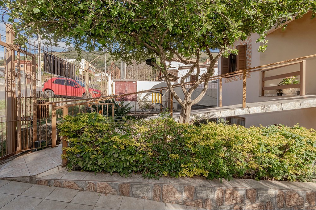 Casa 5 dormitórios no bairro Glória