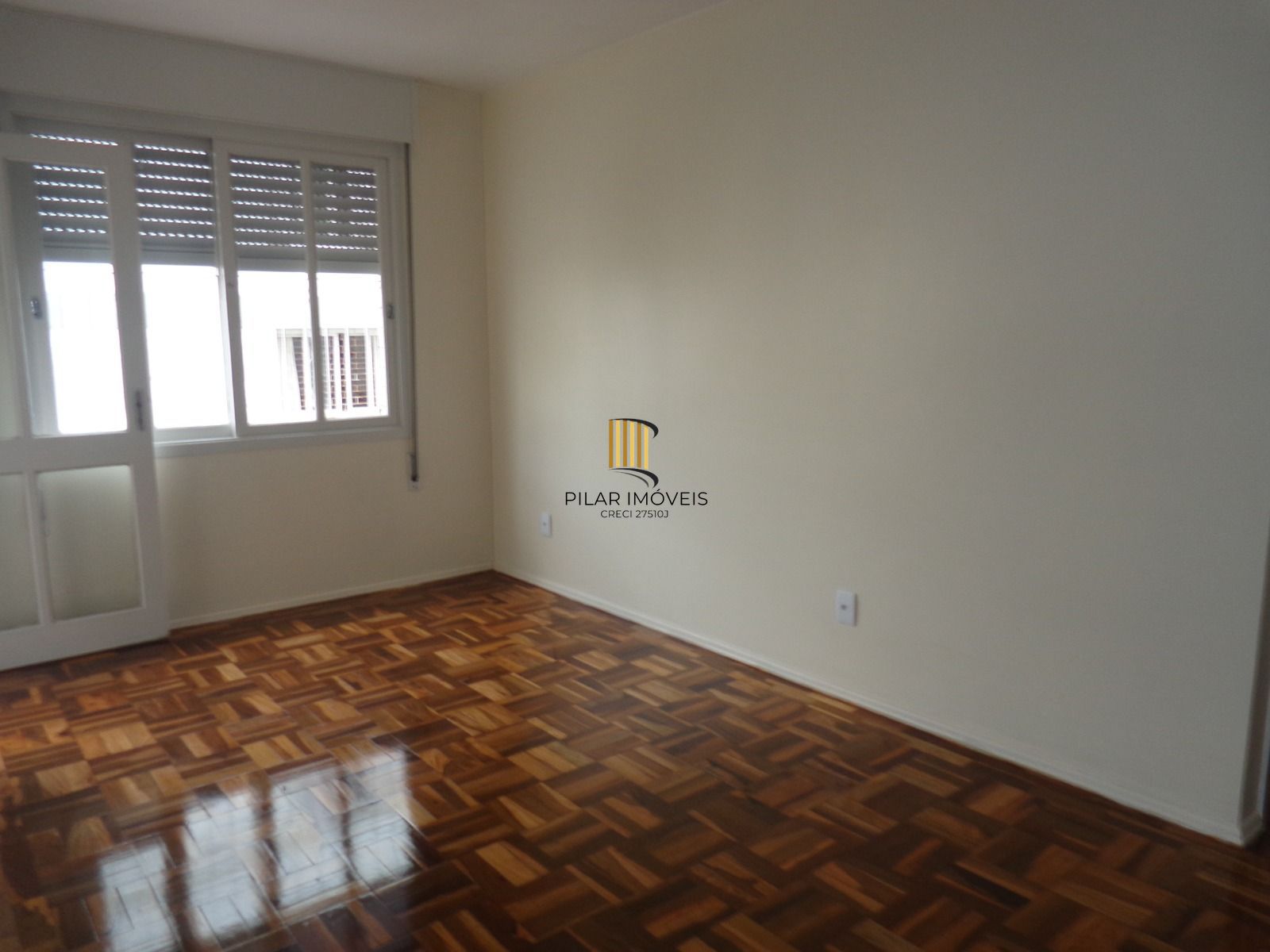 Apto de 01 dormitório, com vaga de garagem e elevador