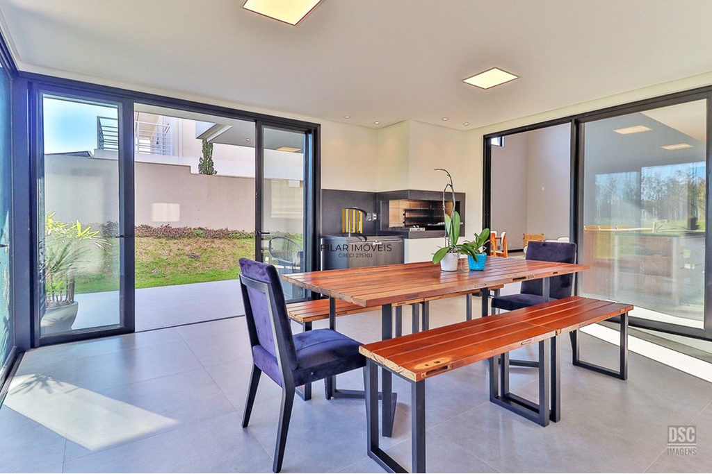 Casa de Condomínio 5 dormitórios no bairro Vila Nova