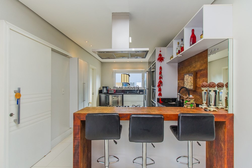 Casa 4 dormitórios no bairro Igara