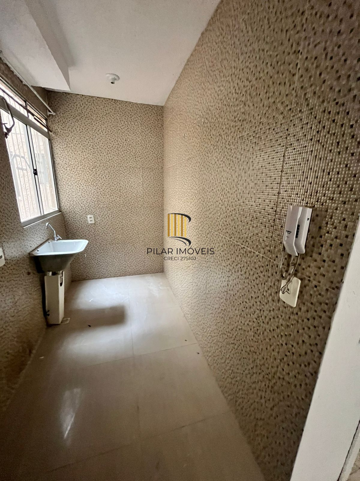 Apto 2 Dormitórios, Térreo, Sala, Cozinha, Banheiro, 01 vaga garagem-rotativa