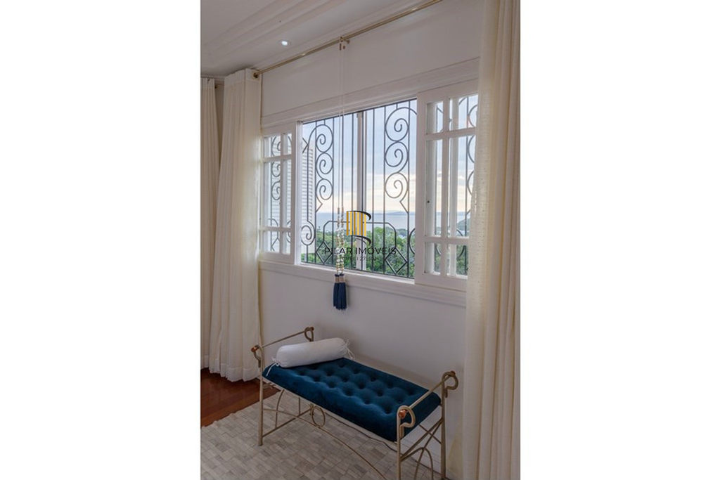 Casa 4 dormitórios no bairro Ipanema