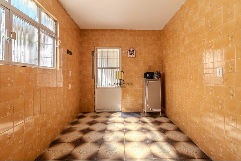 Casa 6 dormitórios no bairro Passo da Areia