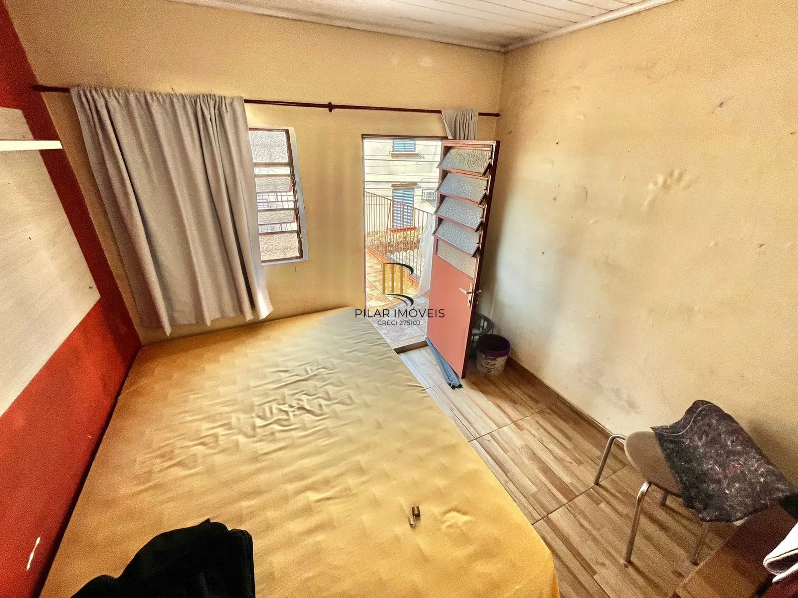 Apto térreo de 03 dorm, sala, banho, cozinha, reformado, com vaga de garagem.