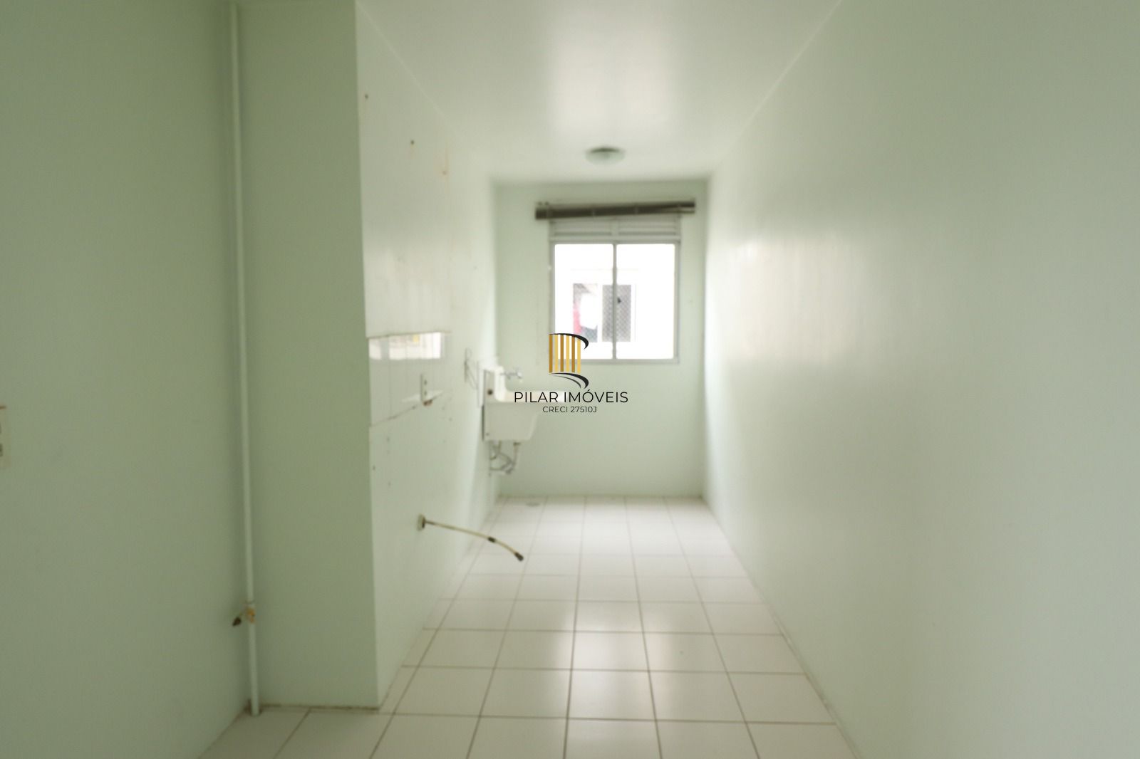 Vende ótimo apto de 02 dormitórios, 01 vaga, sol da manhã, Bairro Sarandi