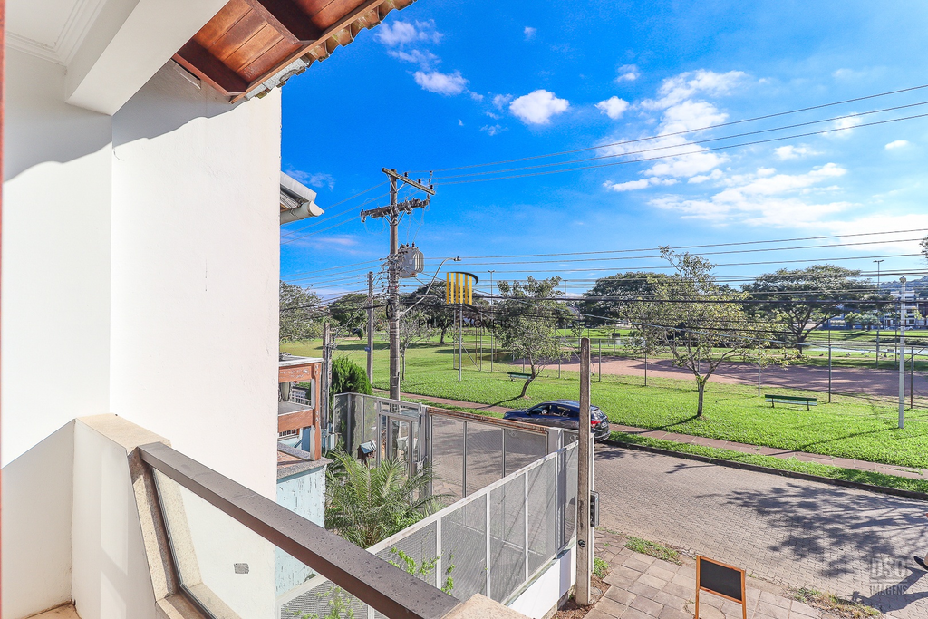 Casa 3 dormitórios no bairro Hípica