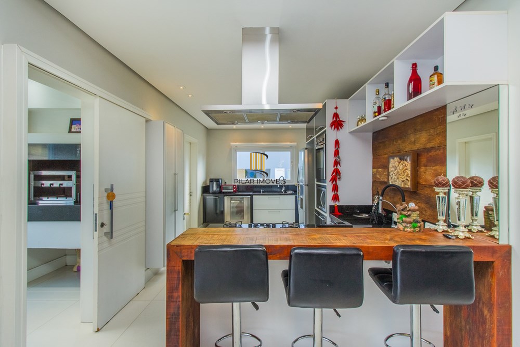 Casa 4 dormitórios no bairro Igara