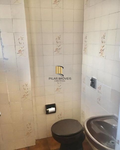 Ótima sala, com 02 vagas, prédio com elevador, no Passo da Areia