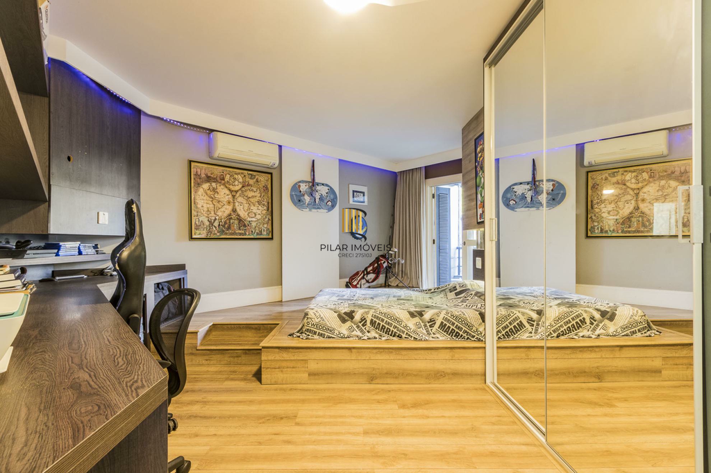 Casa 5 dormitórios no bairro Chácara das Pedras