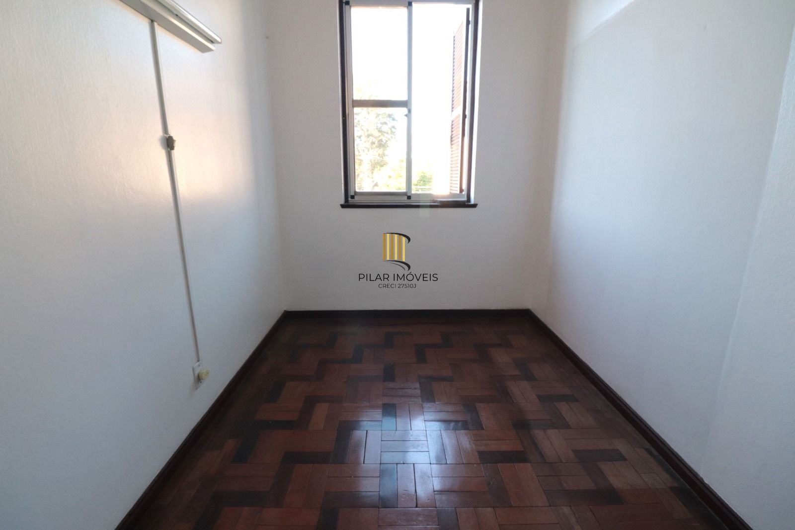 Apto no IAPI, 02 dorm com vaga de garagem