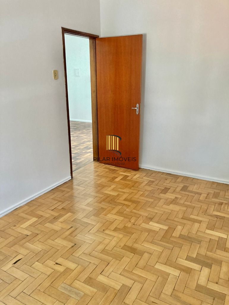Apto de 02 dorm no Passo da Areia, de fundos, sol da manhã, 01 lance de escada